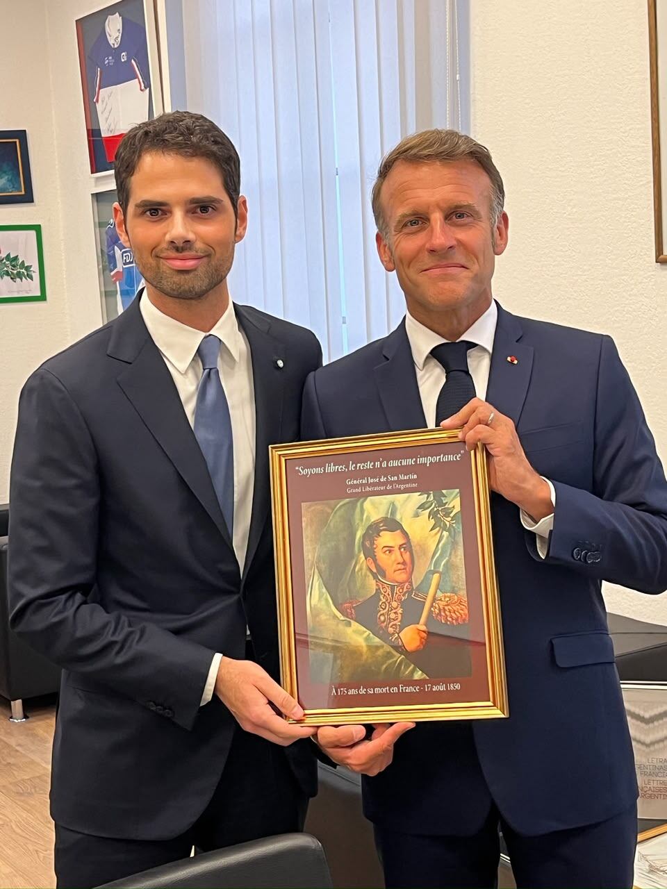 Ian Sielecki y Macron, con un cuadro del General San Martín