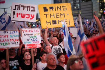 Una marcha para pedir la liberación de los rehenes este sábado en Tel Aviv (REUTERS/Marko Djurica)