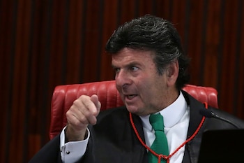 El juez del Tribunal Superior Electoral Luiz Fux interviene en una sesión de la corte, en Brasilia, Brasil, el 9 de junio de 2017 (AP Foto/Eraldo Peres, Archivo)