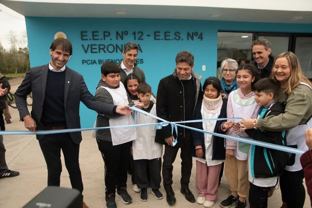 Kicillof y el intendente Angueira inauguran una escuela en Verónica