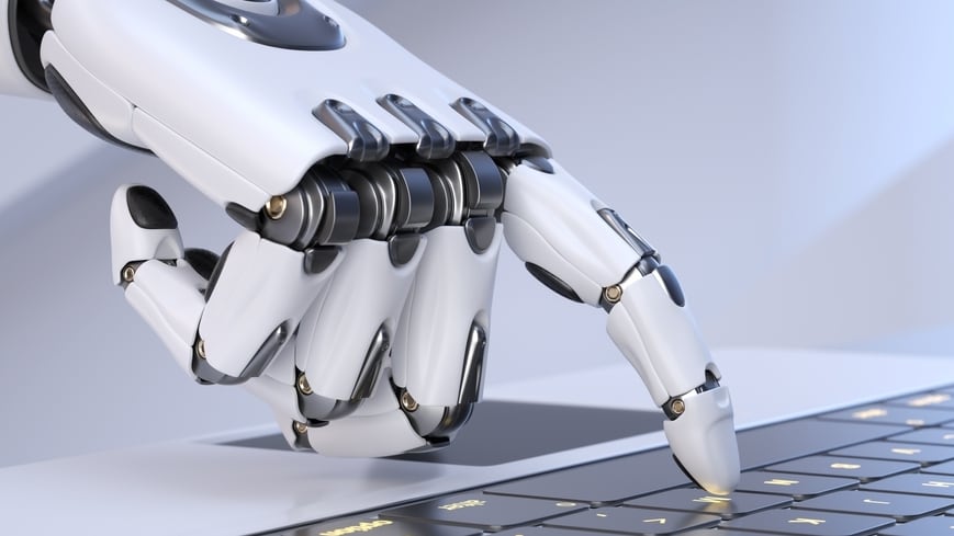 La especialista Mariana Ferrarelli sostiene que la inteligencia artificial no representa un obstáculo exclusivo para los adultos mayores, sino que el verdadero desafío radica en la confianza acrítica y el diseño de la tecnología.