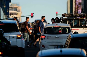 Varias personas transitan por las