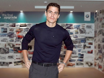 01-01-1970 Álex González, nuevo embajador de BMW
BMW, embajador, actor, Álex González
Josefina Blanco / Europa Press
(Foto de ARCHIVO)
20/11/2019.
MADRID, 8 (CHANCE) Siempre muy discreto con su vida privada, Álex González es uno de los actores más codiciados del panorama nacional. Logrando el equilibrio perfecto entre sus compromisos profesionales y sus horas de ocio, el actor está disfrutando al máximo de este verano en el que los rumores sobre una posible relación con la también actriz María Pedraza no dejan de sucederse.Aunque por el momento la pareja prefiere mantener su amistad en un segundo plano mediático, lo cierto es que tanto Álex como María han dejado algunas pistas en sus respectivas cuentas de Instagram sobre una posible historia de amor. "Right in the heart" (directo al corazón) escribía el actor en los comentarios de una bonita y senxual fotografía que María había subido a su cuenta de Instagram en la que aparece tumbada boca abajo sin la parte superior del biquini.A la espera de confirmar si esta amistad da un pasito más y se convierte en el affaire del verano, hay que recordar que Álex González ha disfrutado de bonitas historias de amor con algunas de las mujeres más conocidas de nuestro páis. La joven diseñadora Blanca Rodríguez fue una de las mujeres que conquistó el corazón del actor, tanto es así que su relación estaba más que consolidada en 2020 cuando Álex ya era uno más en la familia de Blanca. Finalmente la pareja puso punto y final a su relación continuando con sus vidas por separado.La relación entre Álex González y Adriana Ugarte se remonta a 2013 cuando los dos actores se conocieron en el rodaje de 'Combustión'. A finales de 2013 se relacionó a González con Hiba Abouk, su compañera en la serie 'El príncipe' y en enero de 2014 Ugarte decía en una revista que prefería quedarse "con lo bonito vivido".La historia de amor entre Álex González y Beatriz Montañez, que se alargó durante dos años, fue una de las más fotografiadas