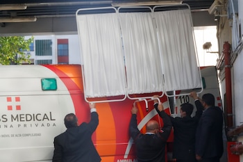 Así taparon los custodios y empleados la ambulancia en el momento en el que la abordó el Diez (REUTERS/Agustin Marcarian)