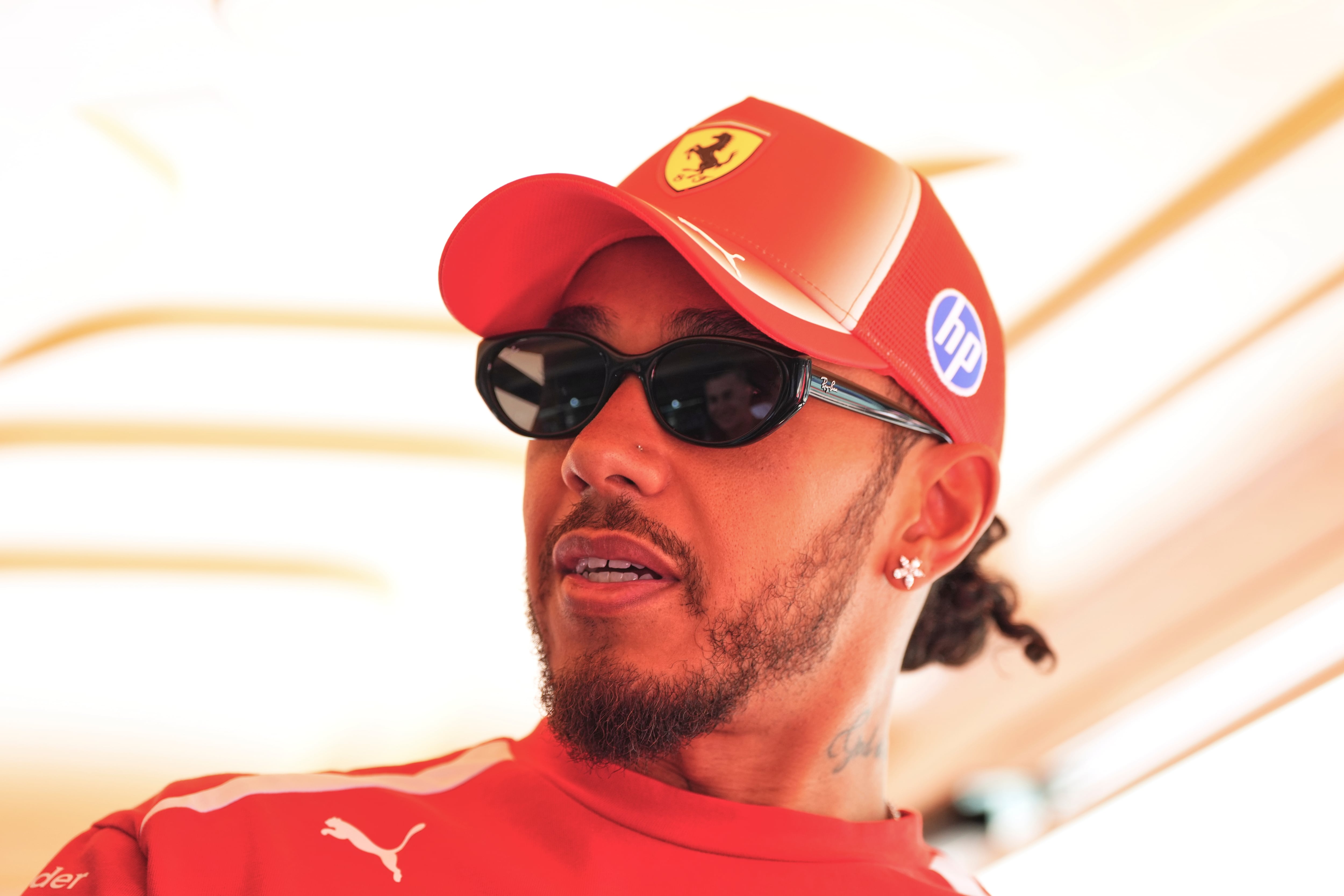 Lewis Hamilton negó que haya pedido reemplazos internos en Ferrari (AP Foto/Manu Fernández)