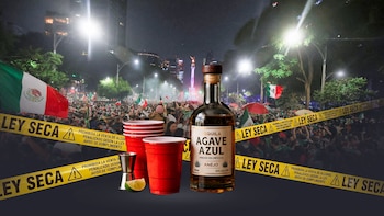 Multitud nocturna celebrando con banderas de México. En primer plano, botella de tequila, vasos rojos, medidor de metal, rodaja de limón y cinta ‘Ley Seca’