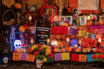 Las calaveras de azúcar son una representación colorida de la muerte en la cultura mexicana. (REUTERS/Rebecca Noble)