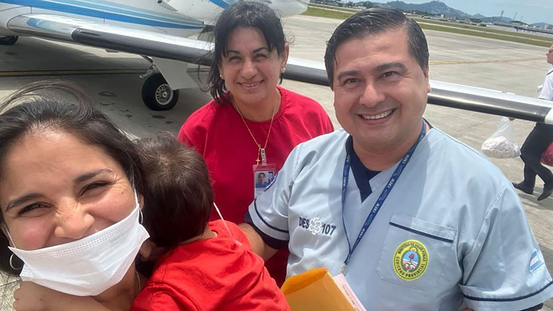 Felipe antes de subir al avión sanitario que lo trajo a Buenos Aires (Fuente)