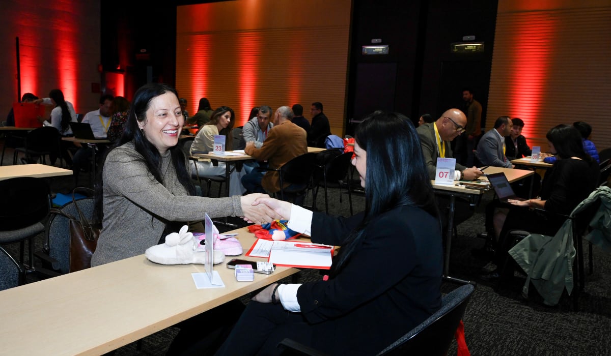 La estrategia de Clústeres de la Cámara de Comercio de Bogotá articula 20 iniciativas sectoriales y vinculó a 39.905 empresas y emprendedores en 2025. (CCB)