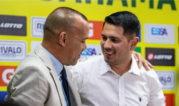 En rueda de prensa, Rafael