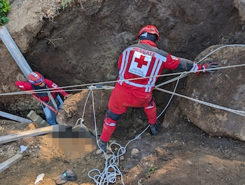 La formación de Alexis Barrera en la Cruz Roja Salvadoreña incluye primeros auxilios, atención prehospitalaria y rescate, y su llamado es construir una sociedad preventiva durante las vacaciones. (Foto: cortesía)