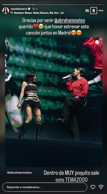 Dos personas, una mujer con top negro y botas, y un hombre con camisa roja y pantalón oscuro, cantan con micrófonos en un escenario