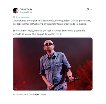 Captura de pantalla de un tuit de Chiqui Tapia con la foto de Indio Solari en concierto, mirando hacia arriba, vestido de mezclilla y con gafas de sol oscuras