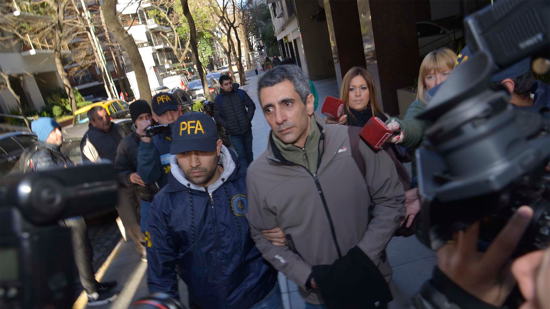 Roberto Baratta en un traslado tras su detención en 2018 (Gustavo Gavotti)