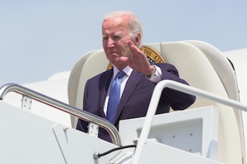 El presidente Joe Biden baja
