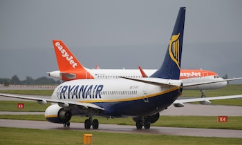 Un avión de Ryanair y otro de EasyJet en el aeropuerto de Manchester. (REUTERS/Andrew Yates/Imagen de archivo)