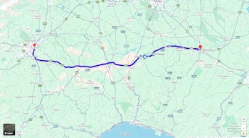Un mapa de carreteras de Italia central y norte muestra una ruta marcada entre Turín y Piacenza, con múltiples ciudades y autopistas visibles.