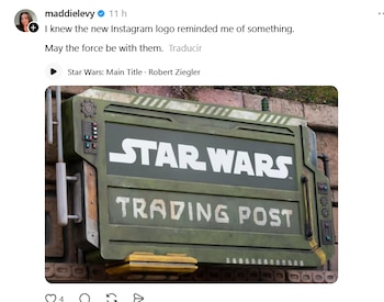 Captura de pantalla de una publicación de Instagram con un letrero rectangular verde y desgastado que tiene inscrito "STAR WARS TRADING POST"