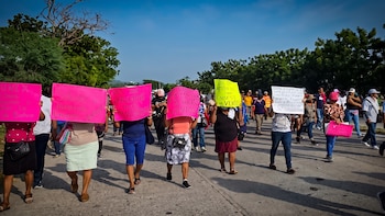 Continúan las protestas contra Pemex: pescadores de Bahía La Ventosa exigen limpieza tras presunto derrame de hidrocarburos