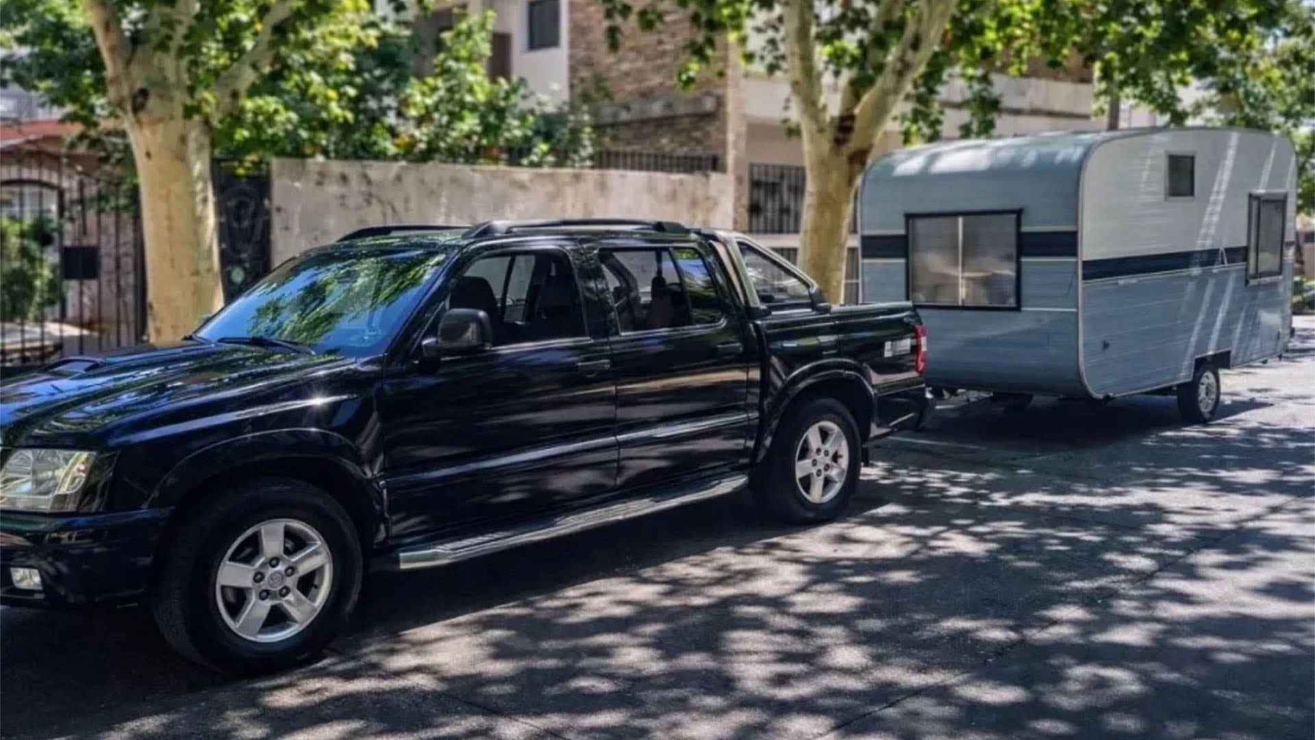 La camioneta robada junto con la casilla.