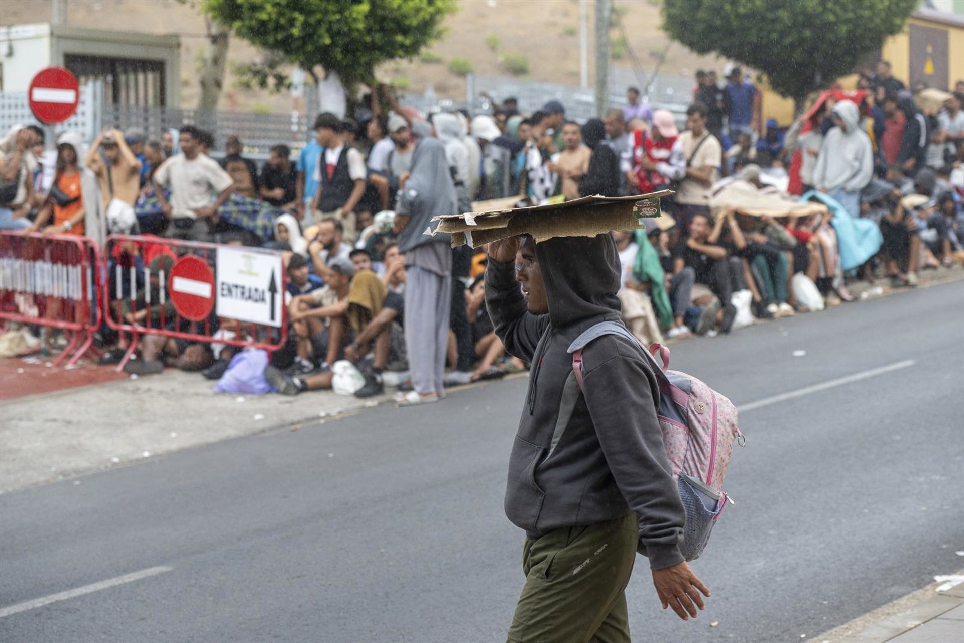 01/09/2026 Varios inmigrantes hacen cola, a 1 de septiembre de 2026, en Ceuta (España). La Policía ha practicado tres expulsiones de personas con vínculos con el radicalismo de carácter yihadista detectadas en Ceuta tras la entrada masiva a la ciudad española del pasado 30 de julio. Por su parte, sindicatos policiales han vuelto a reclamar que se extreme la vigilancia.
POLITICA
Marcos Moreno - Europa Press