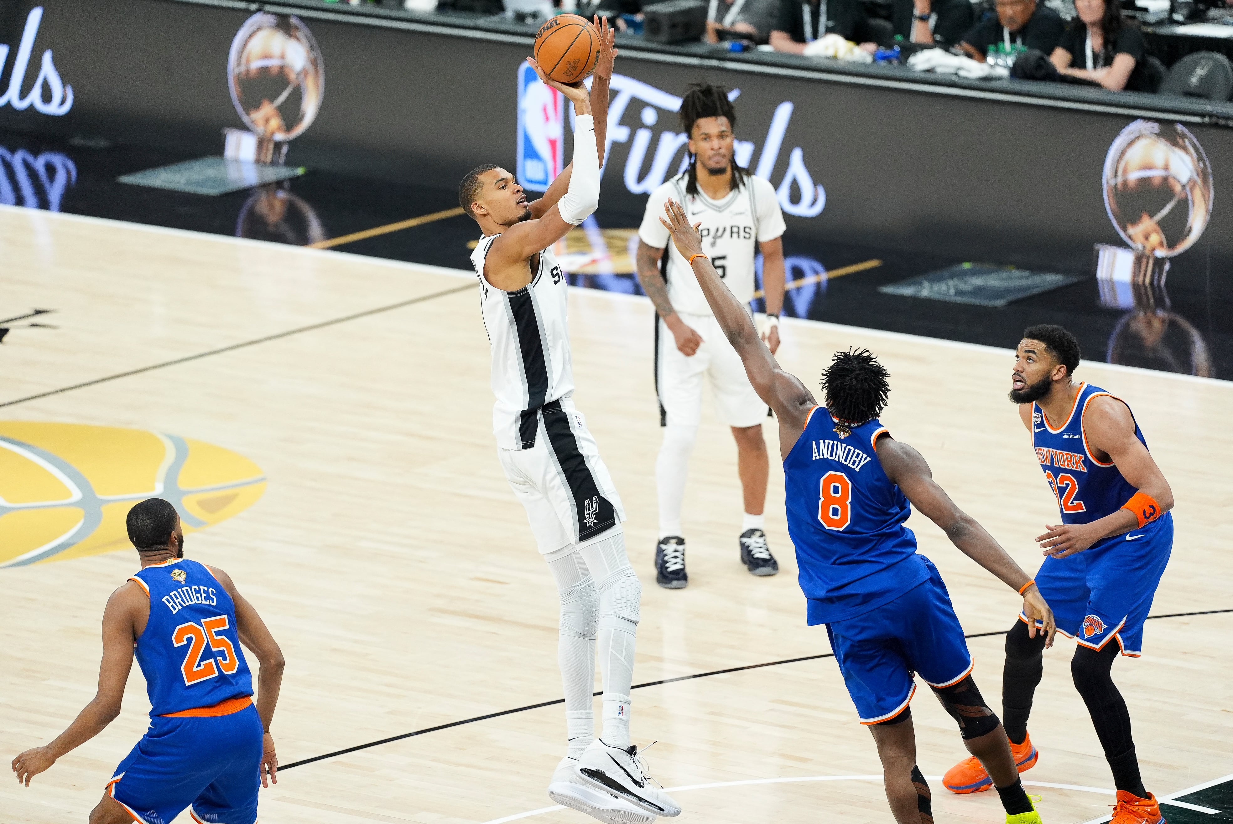 Wembanyama cerró el segundo partido con 29 puntos, nueve rebotes y cuatro tapones, aunque sus errores en el final dejaron a los Spurs al borde de la serie - crédito Daniel Dunn/Imagn Images