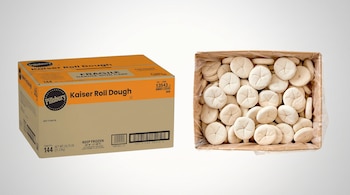 Uma caixa de papelão de massa de rolo Pillsbury Kaiser com etiquetas e códigos de barras, e uma caixa aberta com várias massas de rolo Kaiser.