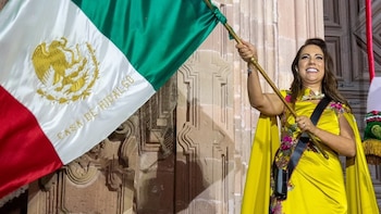 Gobernadora de Guanajuato también presume vestido diseñado con manos artesanas durante el Grito de Independencia