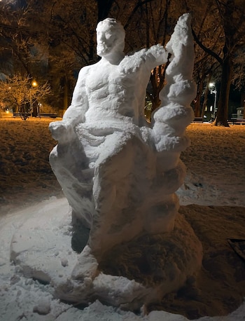 Una escultura de nieve de