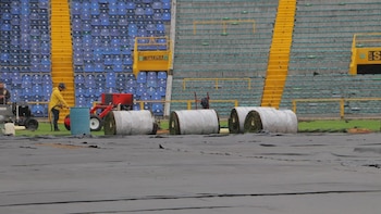 Lluvias en Bogotá han generado retrasos en la instalación de la grama de El Campín: Sencia se refirió a la probabilidad de lesiones en los jugadores