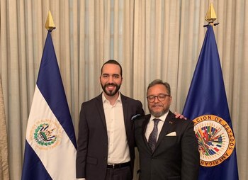 El presidente Bukele posa con