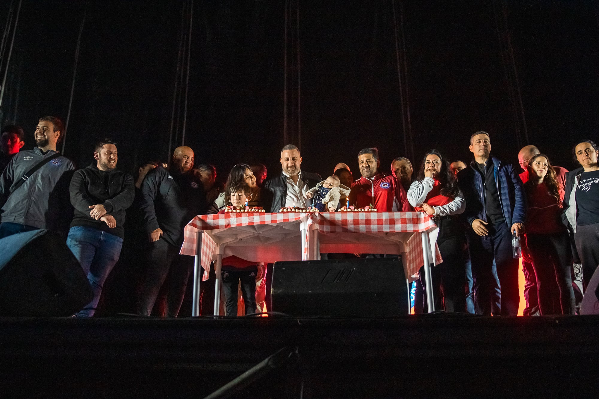 El momento de la torta: el presidente Cristian Malaspina, encargado de cortarla