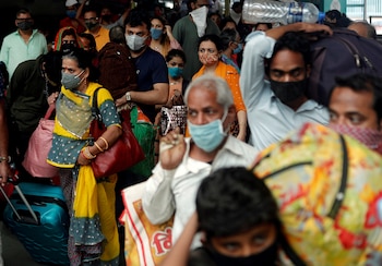 Personas en Bombay con mascarillas. REUTERS/Francis Mascarenhas/Archivo