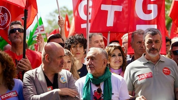 Elma Saiz celebra el 1 de mayo en la movilización central sindical y destacando las cifras "récord" en empleo