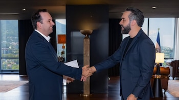 El presidente Nayib Bukele recibió a la red 50 Doctors para presentar una inversión hospitalaria en El Salvador