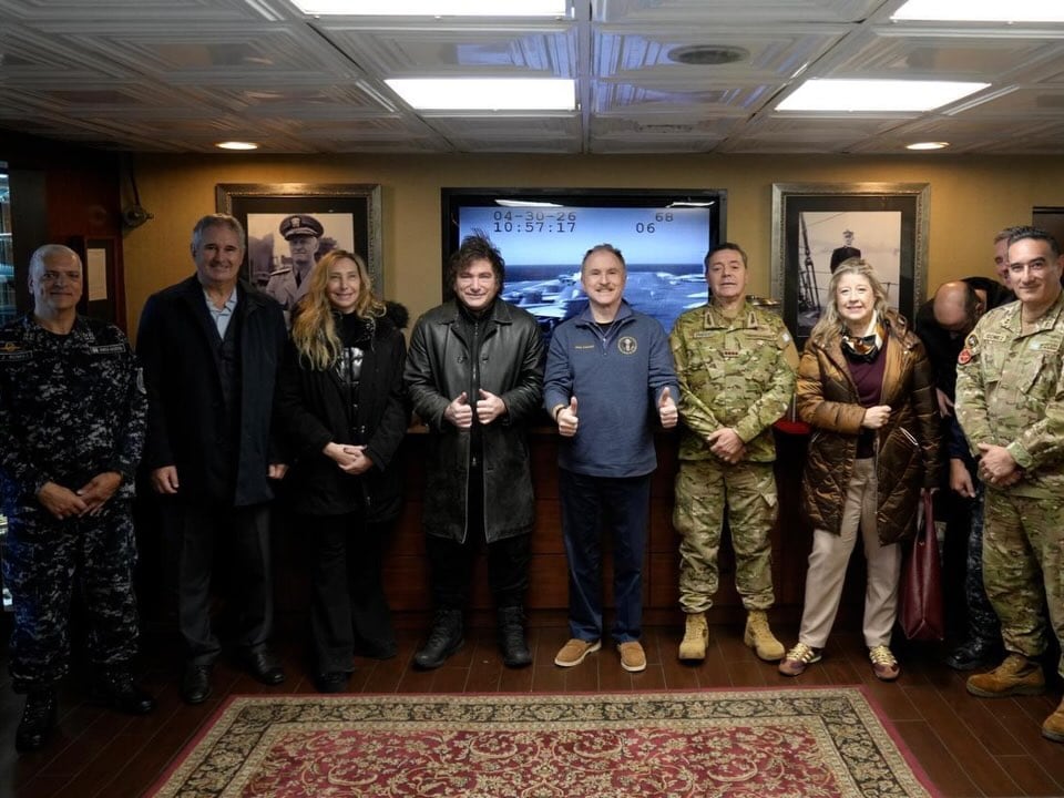 Milei visitó el portaaviones USS Nimitz junto al embajador de Estados Unidos, Peter Lamelas