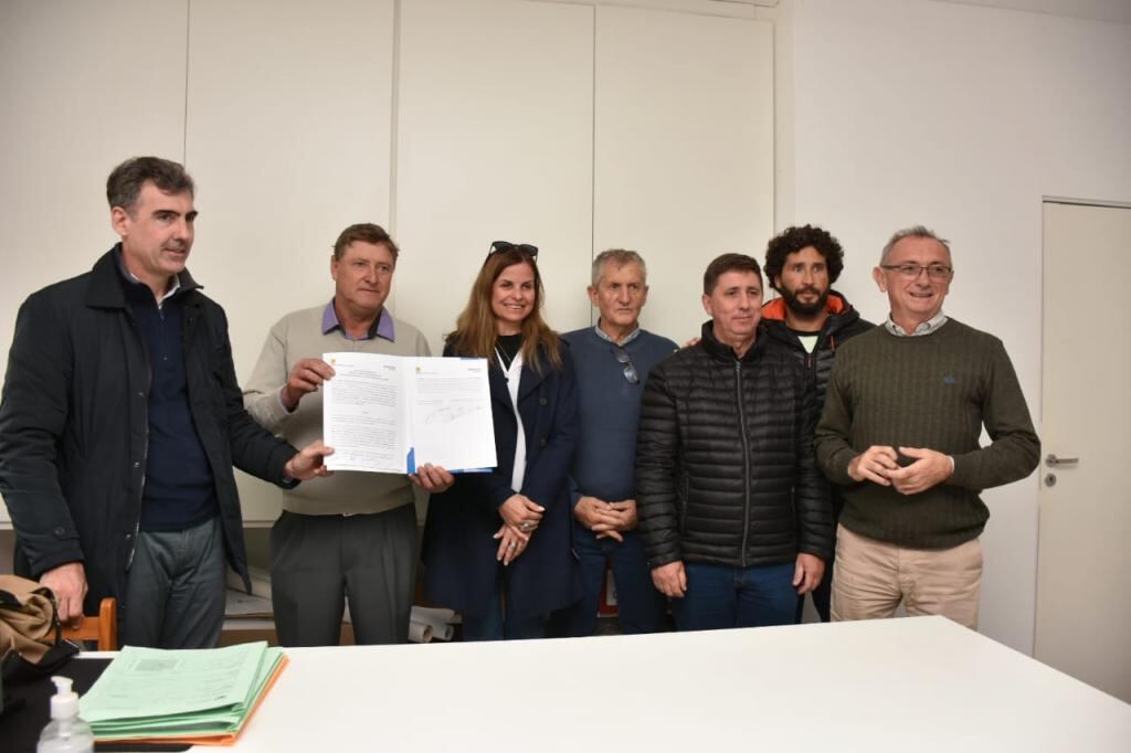 El presidente comunal Luis Chatelain, de buzo gris