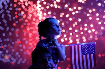 El sur de la Florida enfrenta jornadas con servicios alterados y actividades laborales selectivas en pleno festejo nacional (REUTERS/Andrew Kelly)