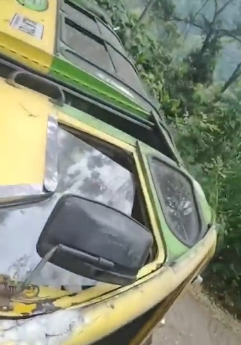 El bus escolar transportaba a 30 estudiantes y sufrió una falla mecánica presuntamente en el sistema de frenos - crédito X