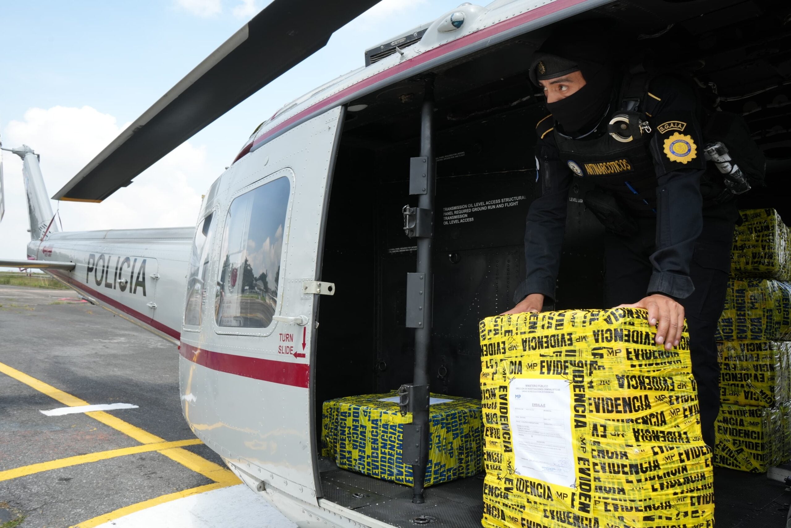 Personal del Ejército de Guatemala localizó el cargamento en altamar al inspeccionar una embarcación tripulada por un guatemalteco y un nicaragüense, ambos detenidos y entregados a las autoridades competentes. (Cortesía: Ministerio de Gobernación )
