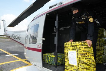 Personal del Ejército de Guatemala localizó el cargamento en altamar al inspeccionar una embarcación tripulada por un guatemalteco y un nicaragüense, ambos detenidos y entregados a las autoridades competentes. (Cortesía: Ministerio de Gobernación )