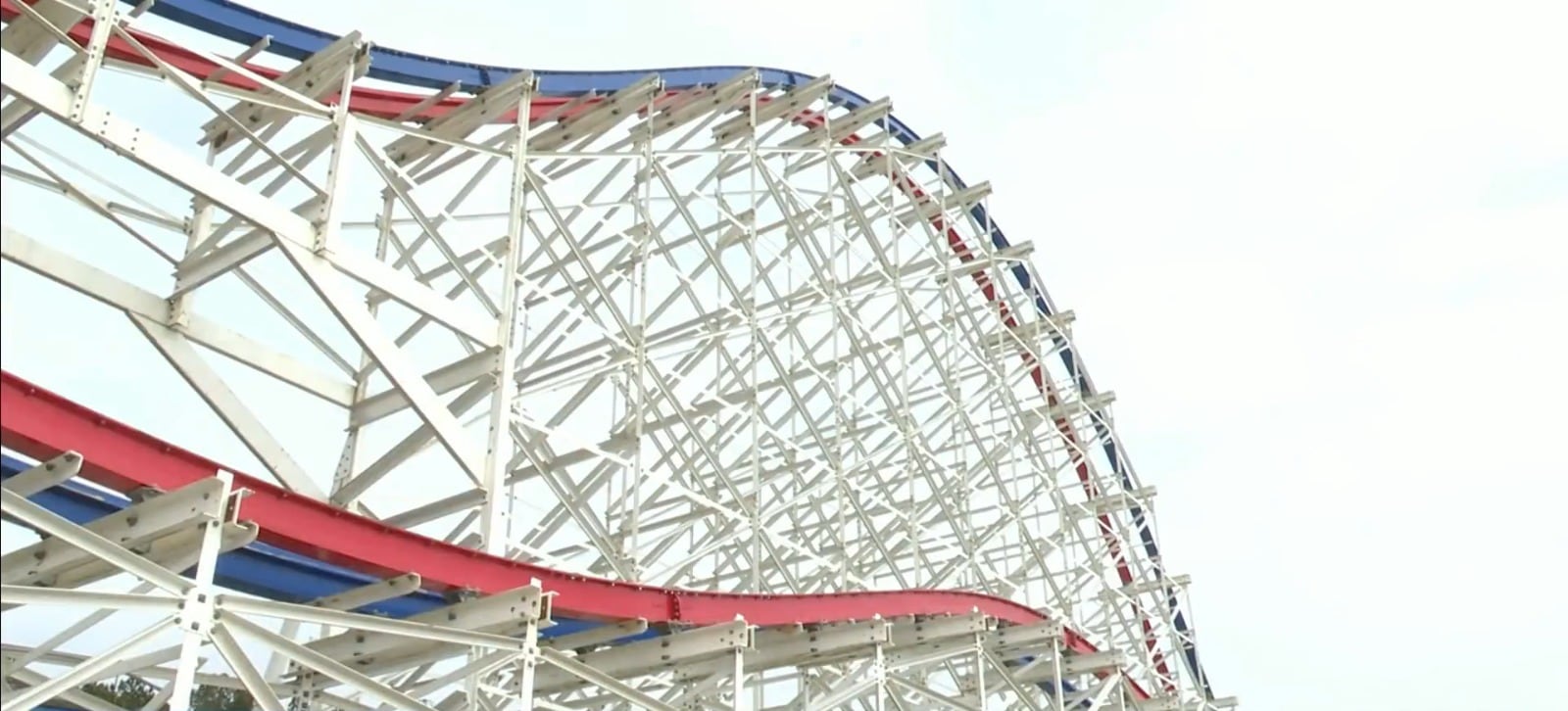 John Arie Jr., director ejecutivo de Fun Spot America, afirmó que el cierre del parque fue una decisión sumamente difícil para la compañía