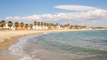 Muere una niña de 12 años tras ser rescatada del mar en la playa de Costacabana (Almería)