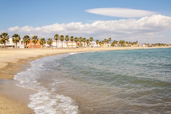 Imagen de archivo de la playa de Costacabana en Almería. (Turismo Almería)