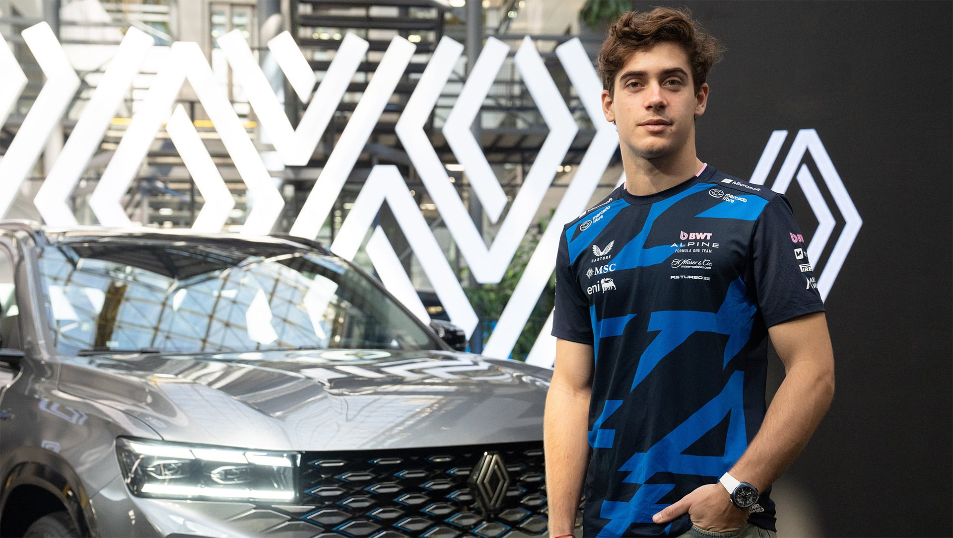 Franco Colapinto en la sede de Renault Argentina este viernes, compartiendo un espacio con los periodistas de la industria automotriz y las autoridades de la marca