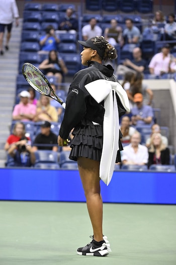 Silueta monocromática en negro y