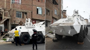 Vista dividida de una tanqueta blanca de la ONU accidentada en una calle de Chorrillos, Perú, junto a edificios de ladrillo, personal y escombros en el suelo