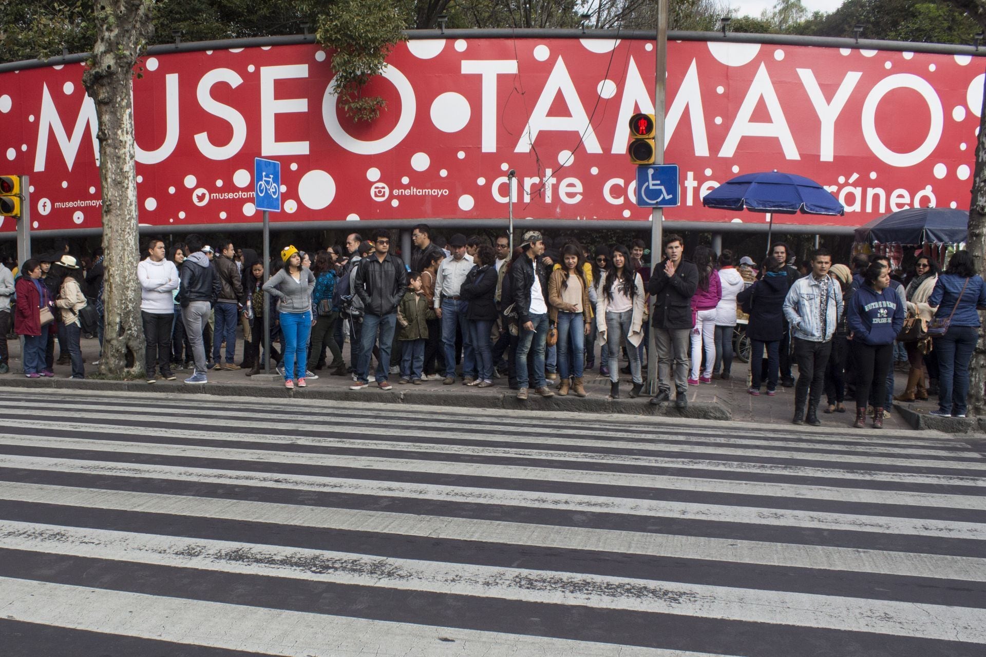 MEXICO, D.F., 17ENERO2015.- Cientos de capitalinos se apostaron desde tempranas horas de la madrugada en las afueras del Museo Tamayo para conseguir una entrada a la exposición de la artista japonesa Yayoi Kusama, para la cual sólo se expidieron 2,500 boletos en el primer día del maratón convocado durante el último fin de semana de la muestra. Los boletos se agotaron alrededor del medio día, por lo que algunos de los que no lograron entrar comenzaron a hacer fila para la venta de boletos el día de mañana a las 8:00 a.m. Según visitantes, revendedores ofrecían boletos para el día de hoy hasta en $500.
FOTO: DAVID POLO /CUARTOSCURO.COM