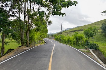 El BID financió ambas carreteras, que incluyeron carpeta asfáltica, drenajes, alcantarillas, protección de taludes y señalización vial. (Foto cortesía Ministerio de Obras Públicas)