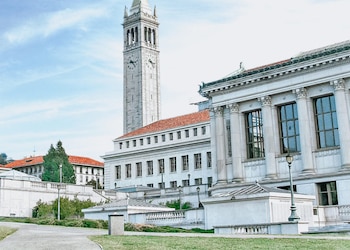 La vinculación de Berkeley con centros de investigación globales y empresas tecnológicas favorece la innovación y la colaboración internacional (Athleticademix)